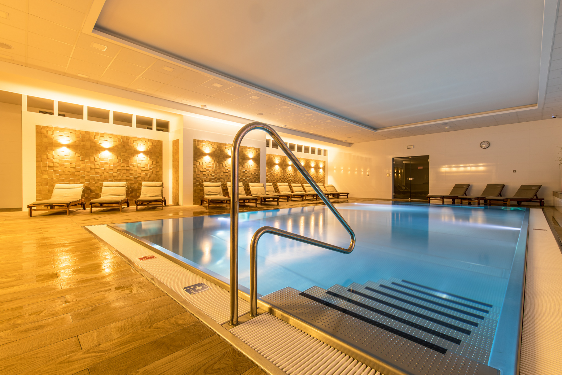 Krytý bazén s lehátky v SPA Rezidence Moser Karlovy Vary