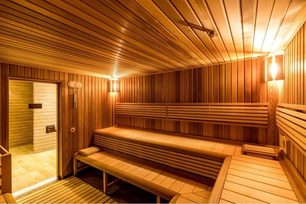 Finská sauna z cedrového dřeva — wellness Rezidence Moser Karlovy Vary